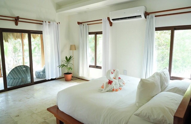 Everything You Need For The Perfect Vacation! Swimming Pool, Free Parking!