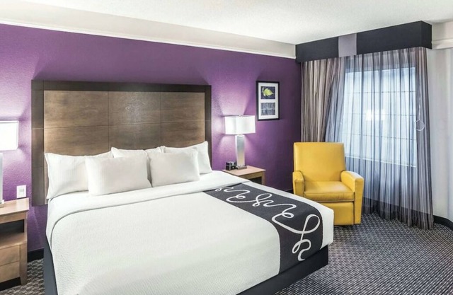 Everything You Need For The Perfect Vacation! 2 Convenient Units, Free Parking