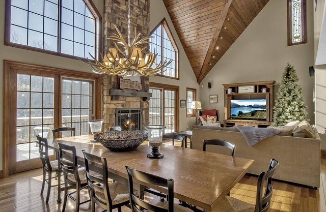 EVL Chalet w/ hot tub on a private lot in the woods and only 3.9 miles to the village!