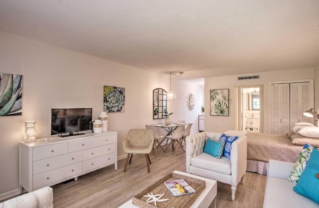 Evolve Dtwn Studio Steps to Naples Pier and Beach!