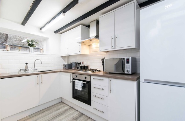 Excellent 3 bed House - Close To Airport
