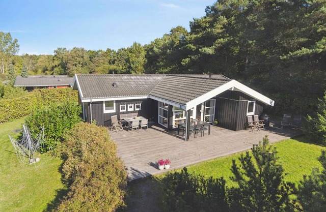 Excellent cottage with sauna and spa, 10 persons.