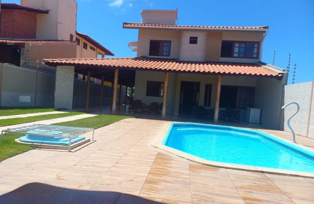 Excelente casa con 6 dormitorios, piscina y vista al mar a 50m de la playa.