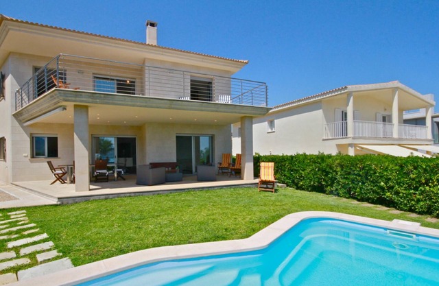 Villa excepcionalmente ubicada con piscina principalmente con una pequeña playa