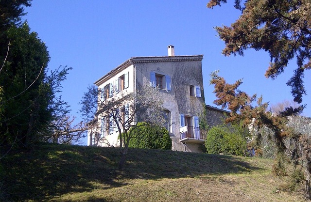 El sitio panorámica casa en el pueblo de Haute Provence
