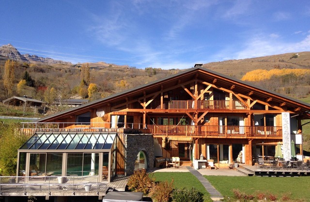Excepcional piscina climatizada, spa, sauna, terminal Tesla, servicio opcional.