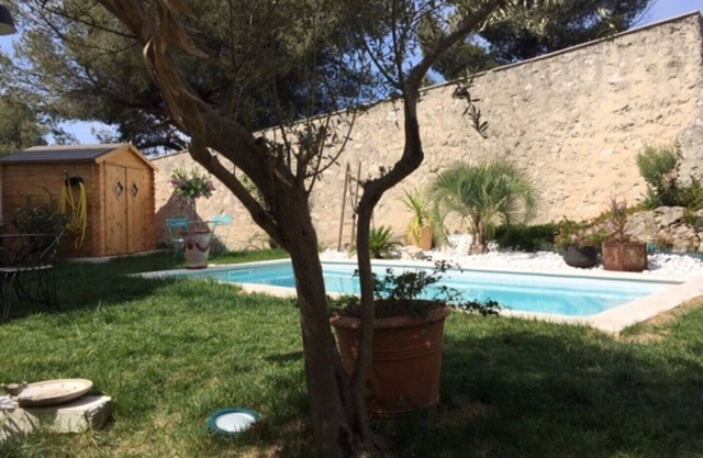Excepcional apartamento en villa con piscina privada y vista al mar.