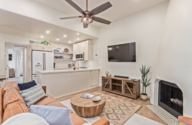 Exceptional community! Biltmore/Arcadia location. Impeccable! King Bed!