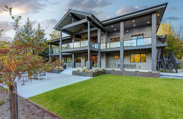 EXCEPTIONAL FAMILY HOME - CLOSE TO BOTH PC RESORT BASES