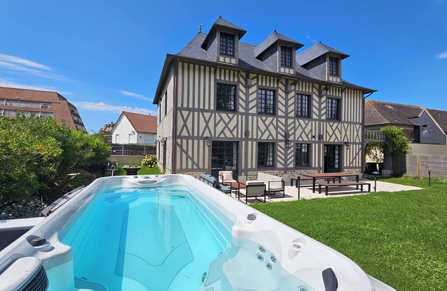 Exceptional villa, 5 bedrooms, 20m from the beach, spa.