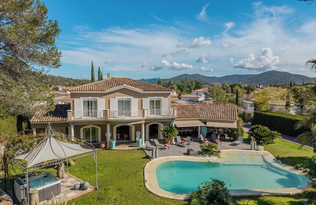 Exceptional house with swimming pool