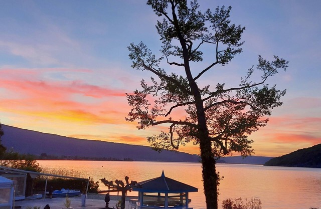 Exceptional location for this cosy studio with terrace ON THE LAKE