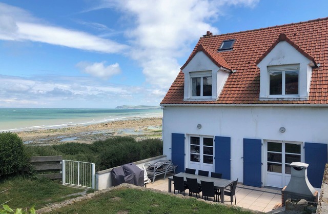 Exceptional location for this family villa on Cap Gris Nez, facing the sea
