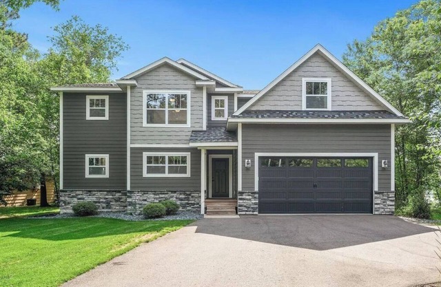 Exceptional property on Pelican Lake! Short walk to Breezy Resort, beaches, park
