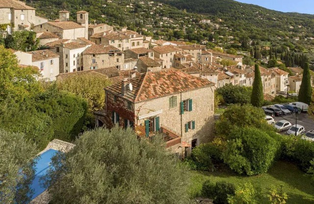 Exceptional Provençal Bastide with private pool and garden in medieval town