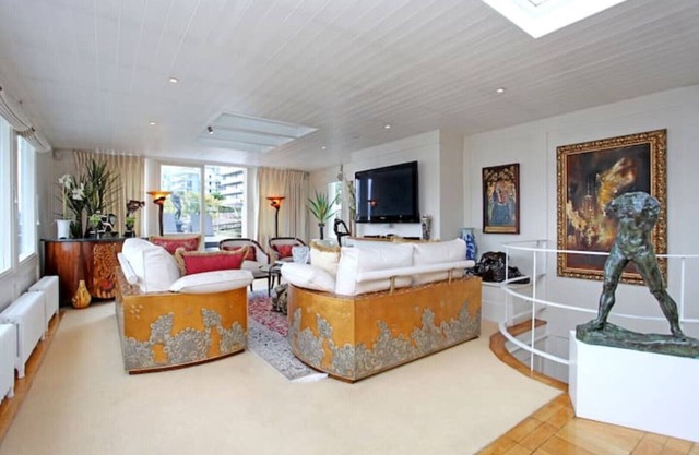Exceptional residential barge 2-3 bedroom suites