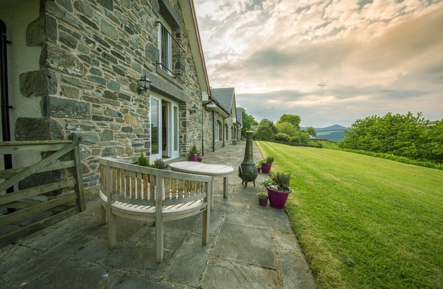 Exceptionally spacious 5 star holiday home with 4 bedrooms, large living room, dining kitchen, log f