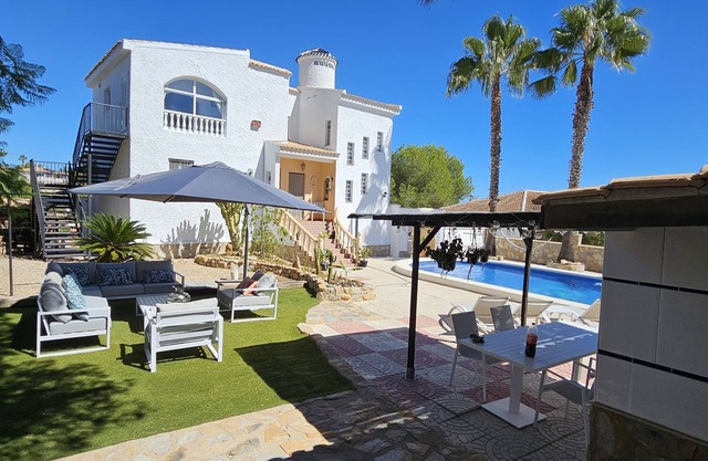 Exclusieve 4-bedroom Villa aan de Costa Blanca met Privé Zwembad