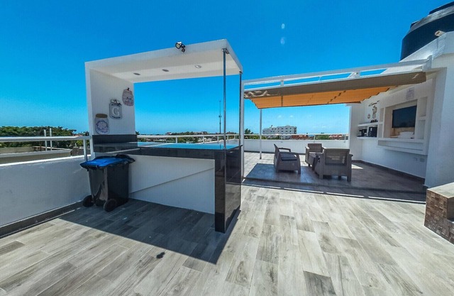 Exclusive 3 Bdrm apartment with private terraza/ jacuzzi, BBQ, WIFI
