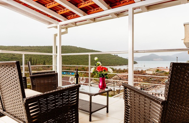 Exclusivo apartamento de 3 dormitorios con vistas al mar en dos niveles con vistas a la bahía de Bigova