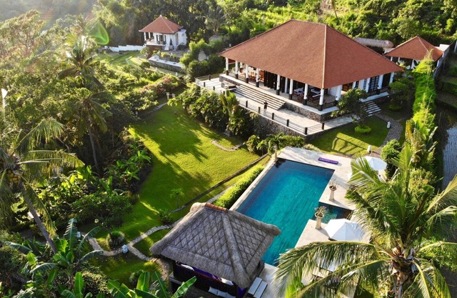 ¡Exclusiva villa de 5 estrellas con vistas de 365 ° al mar, montañas y arrozales!