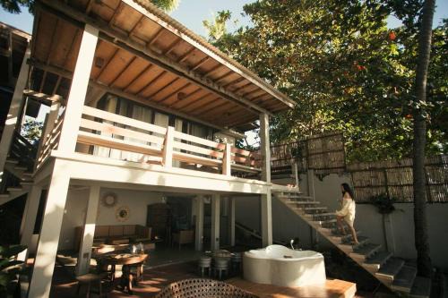 Exclusive Beachfront Villa w/Outdoor Tub & Kayaks