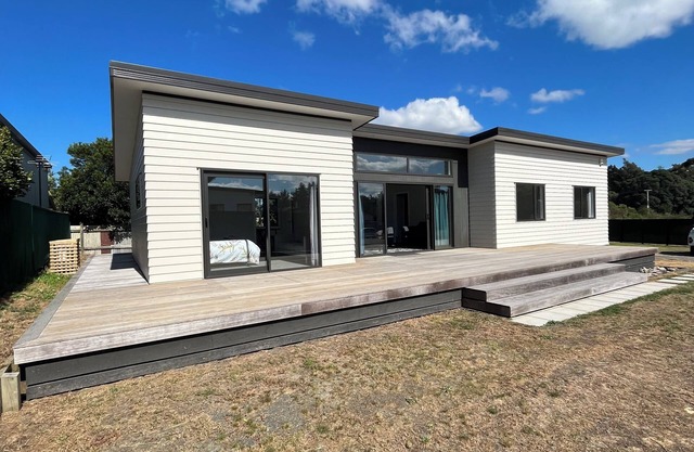 Exclusive BookaBach. 1 min Walk To Beach. 4 Queen Beds. Warm, Sunny Beach House.