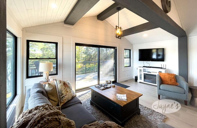 Exclusive Cottage with water views from all points