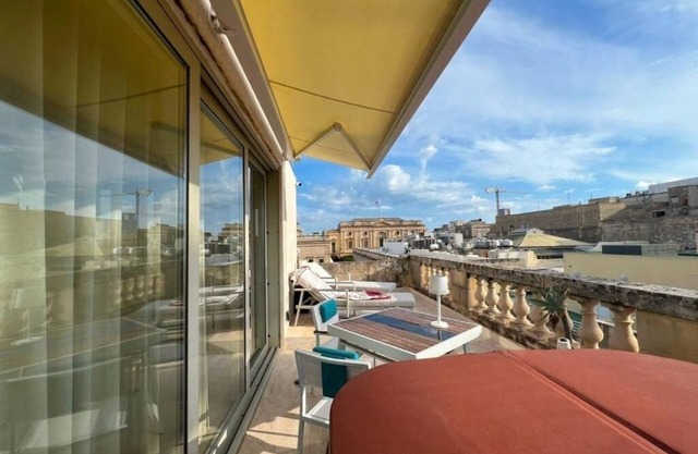 Exclusive Duplex Penthouse with Jacuzzi and Panoramic Views in Valletta