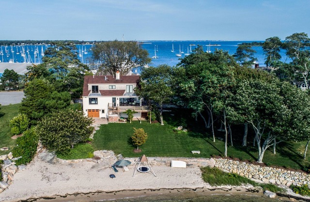 EXCLUSIVA NOANK, CT PROPIEDAD WATERFRONT CON DOS PLAYAS PRIVADAS SANDY