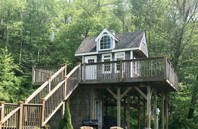 Exclusive Heated Treehouse; 15 min to Asheville!