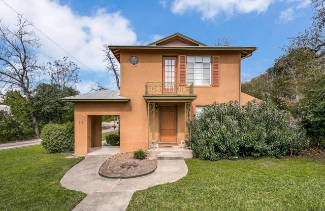 Exclusive Historical Townhome: serene and cozy