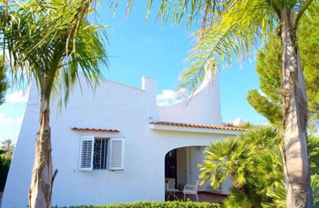 Exclusiva casa con ambiente, gran medit. Jardín, a 200 metros de la playa de arena