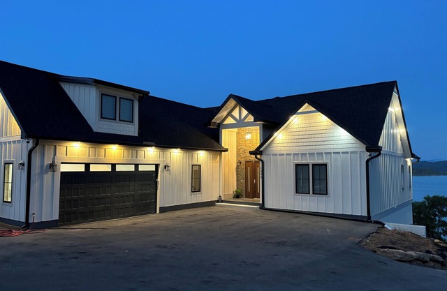 Exclusive Lakefront Retreat - Spacious 5 bdr house in Dandridge on Douglas Lake