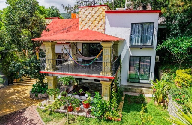 EXCLUSIVE LUXURY VILLA WITH 8 BEDROOMS AND PRIVATE GARDENS.