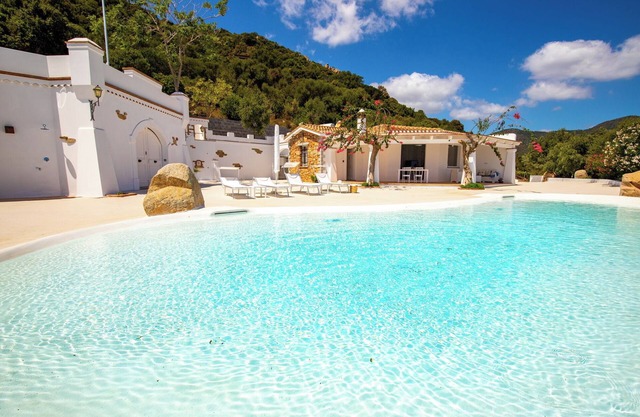 Exclusive luxury villa with private pool, near the sea for 12 people