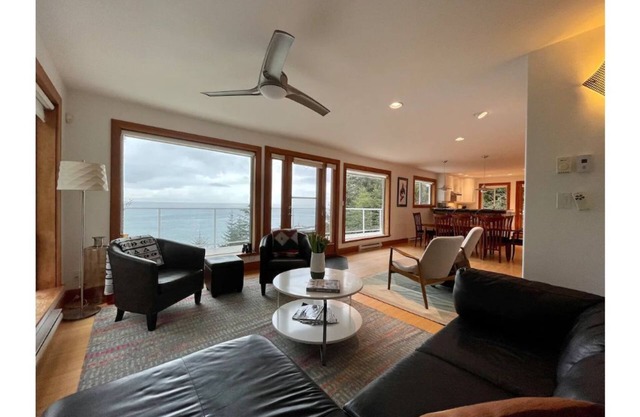 Exclusive Oceanfront 4-bedroom w/ incredible views