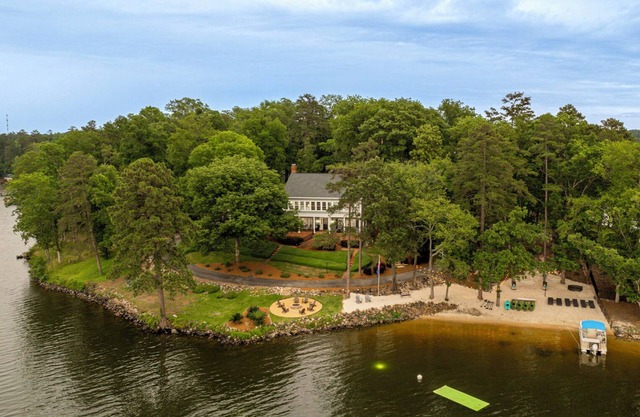 Exclusive Peninsula Retreat on Lake Murray – Beach, Fire Pit & Stunning Sunsets
