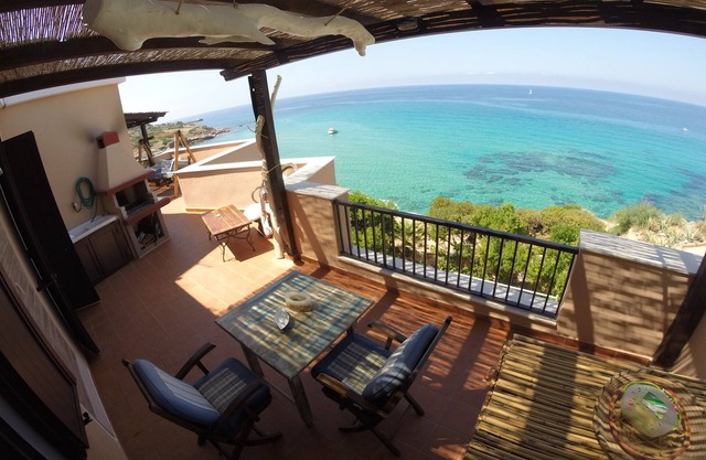 Exclusivo ático con vistas al mar ....... con playa desierta debajo de la casa.