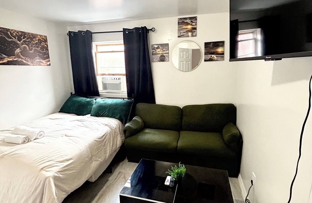 Exclusive private room with private bathroom. Private entry.Close to NYC/Airport