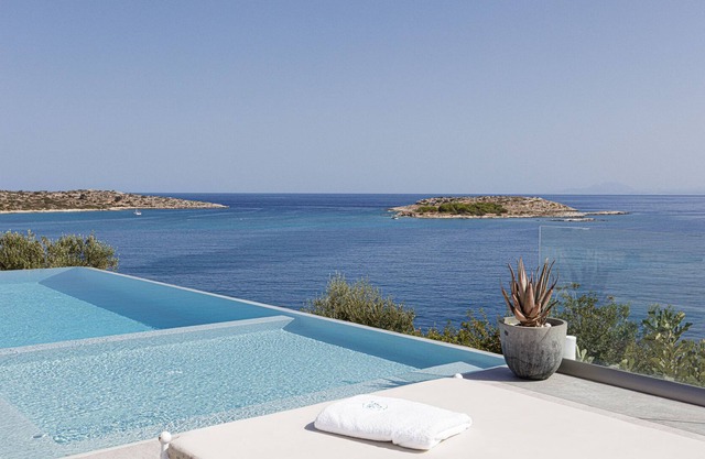 Exclusiva ubicación frente al mar con piscina climatizada, bañera de hidromasaje y vistas al mar.
