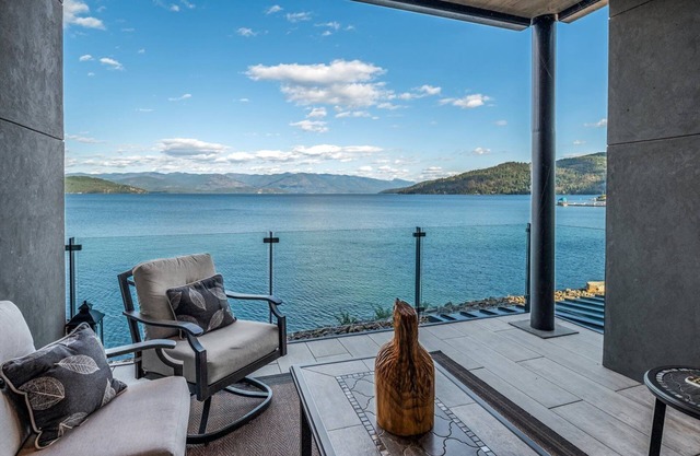 Exclusive Seasons 8 Waterfront Condo: Rooftop Bar & Hot Tub, Marina, Dock, Spa