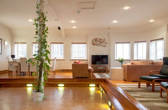 Exclusive Stunning Spacious Penthouse In The City