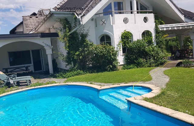 Exclusiva villa soleada con jardín privado.