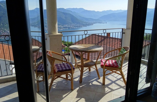 Piscina privada y terrazas con espectaculares vistas panorámicas de la bahía de Kotor