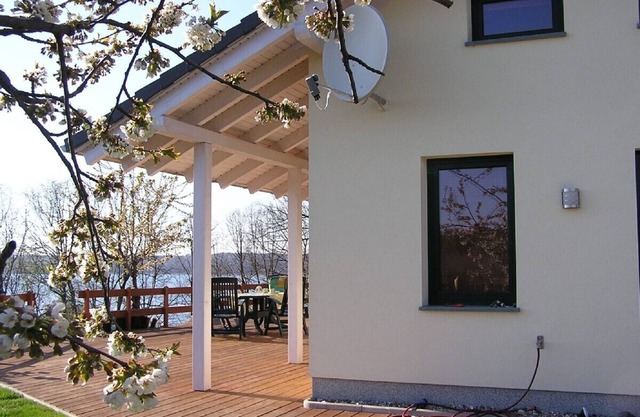 Exclusiva casa en una zona tranquila en el bosque y el agua cerca, por cable gratuita. Internet inalámbrico