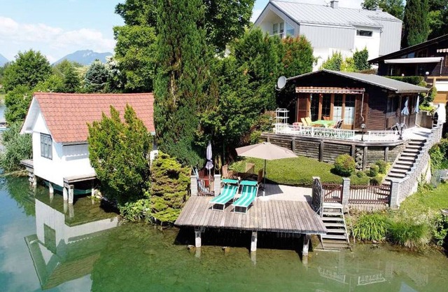 Exclusive vacation home (bungalow) on a private bathing lake in Carinthia
