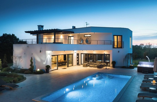 Exclusiva Vila, cancha de tenis privada, mini golf, piscina climatizada, 10. 000m2 de área de parcela
