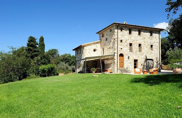 Histórico Olive Estate Manor con panorama infinito y cuevas etruscas, a 1 hora de R