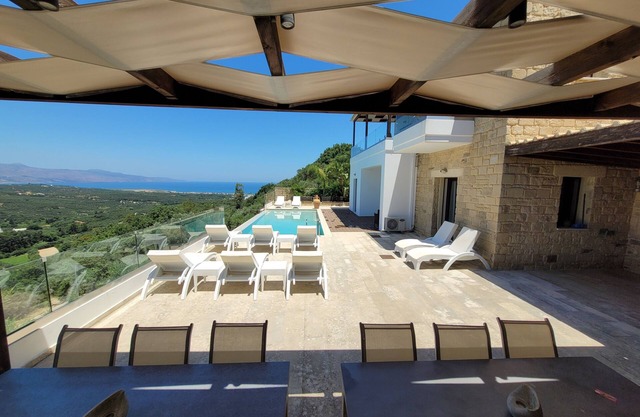 Villa exclusiva con espectaculares vistas a la montaña, al valle y al mar.